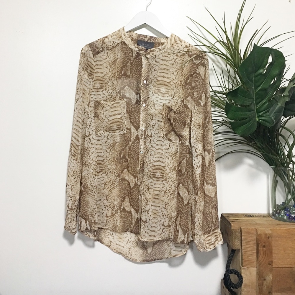 💜Brand new /snake skin print back open sheer blouse